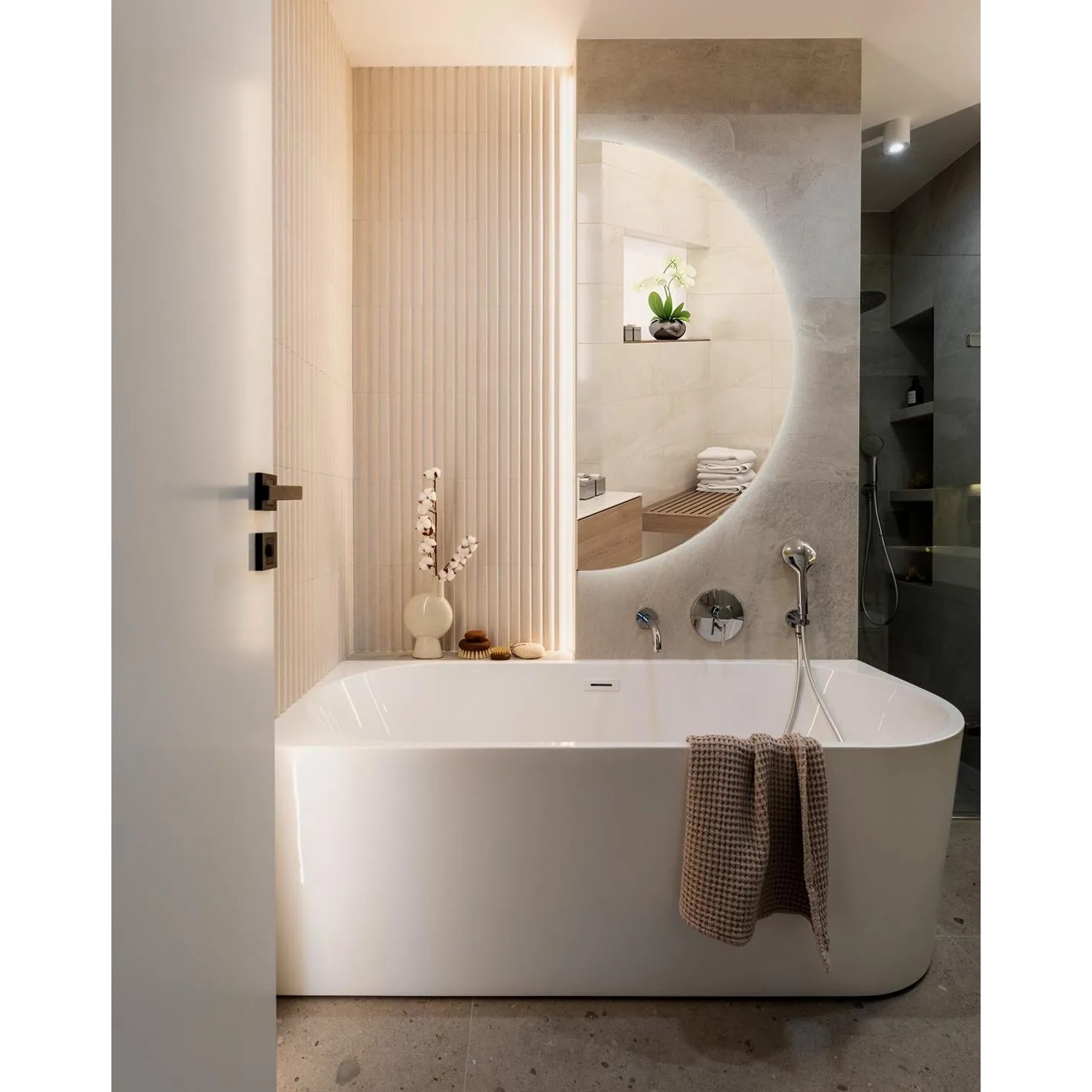 Halbrunder Tulup LED Wandspiegel 50x100 cm im modernen Bad. Dekorativer Spiegel mit Warmweiß-Beleuchtung über Badewanne.