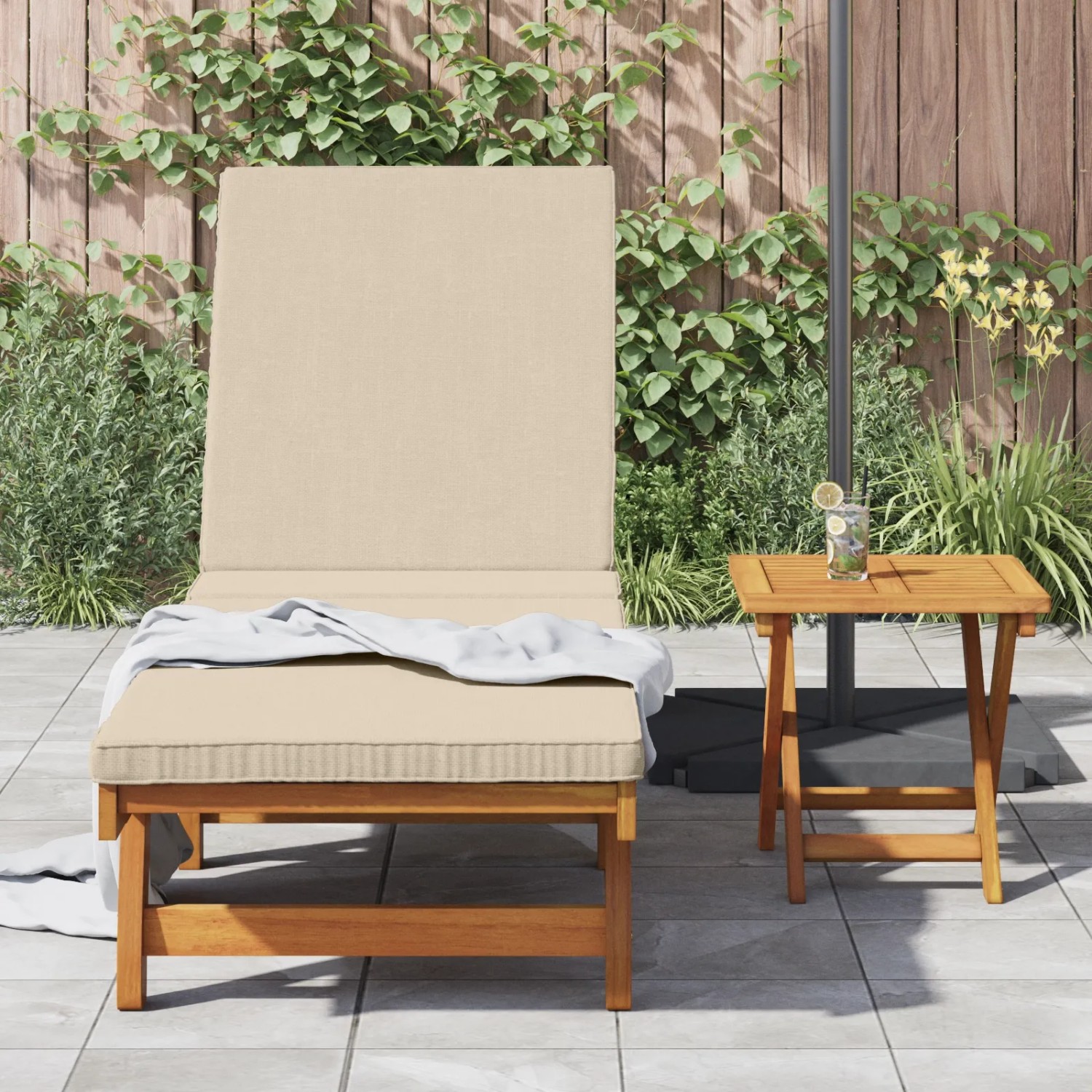 Beige vidaXL Sonnenliege mit Rädern und Kissen aus Akazienholz im Garten.