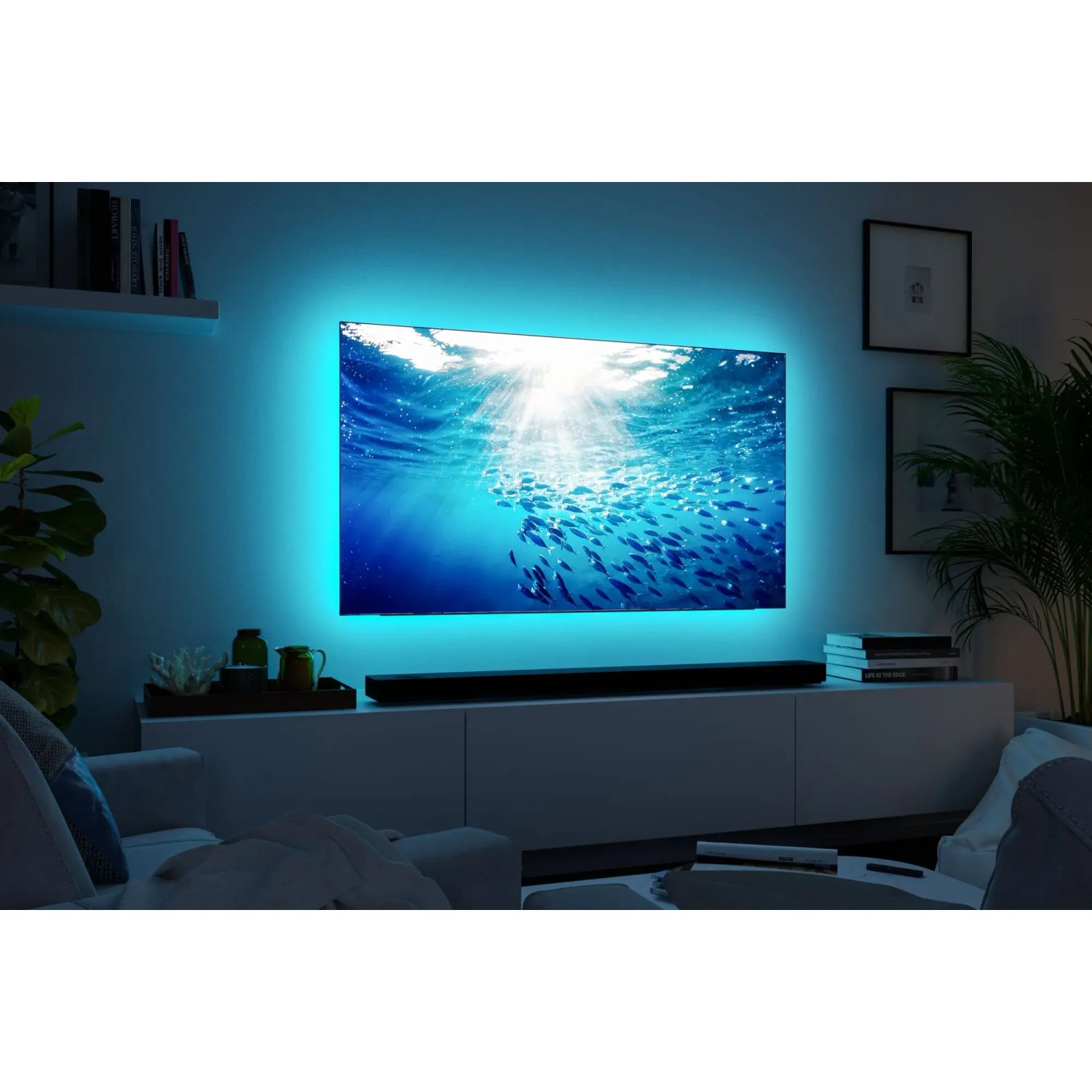 TV mit indirekter Beleuchtung durch Paulmann MaxLED 250 LED Streifen, Farbe blau.
