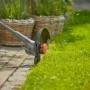 Gardena EasyTrim 25/18V Akku-Rasentrimmer im Einsatz, trimmt Rasenkante.
