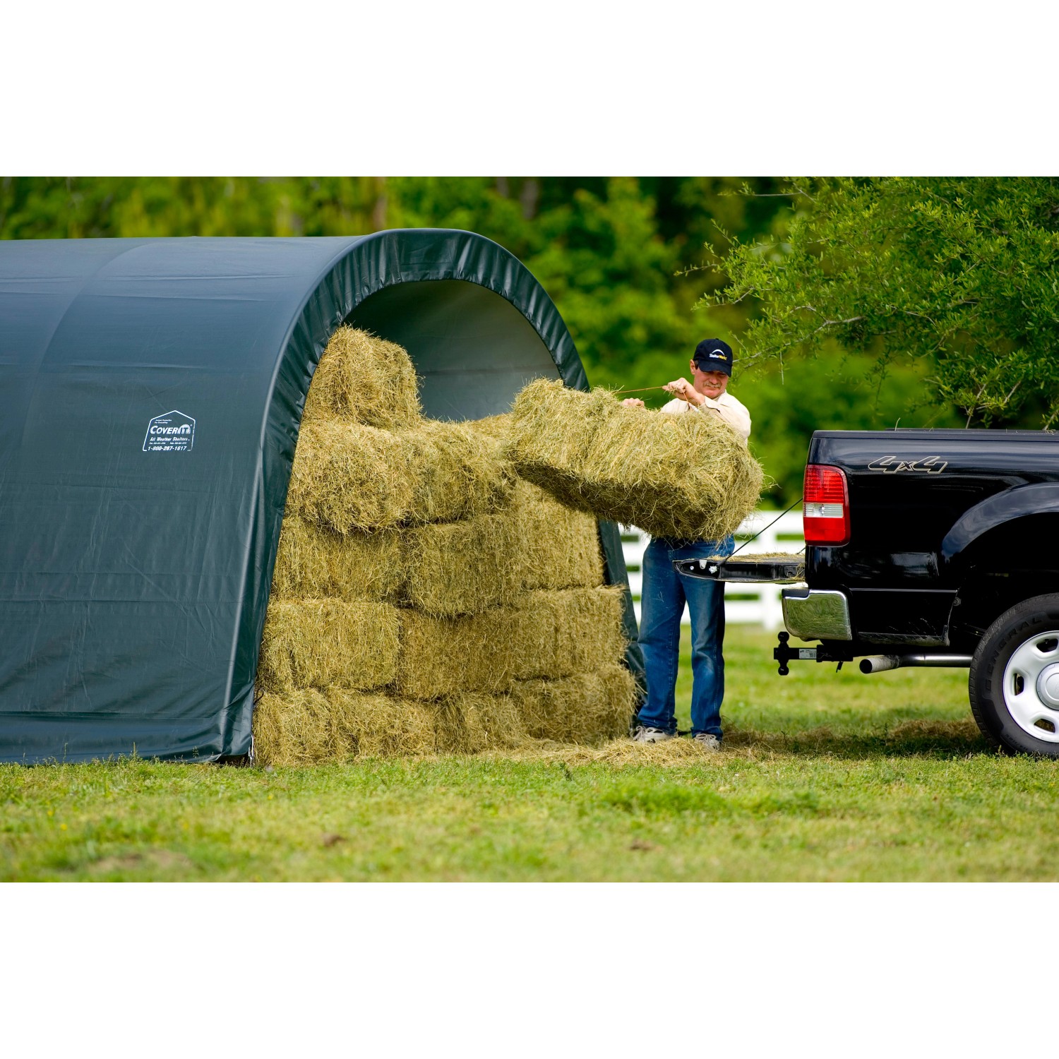 Grünes ShelterLogic Weidezelt mit Heu beladen, zur Lagerung im Garten oder auf der Weide.