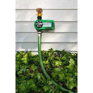 Rain Bird digitale Zeitschaltuhr am Wasserhahn mit Schlauch für die Gartenbewässerung.