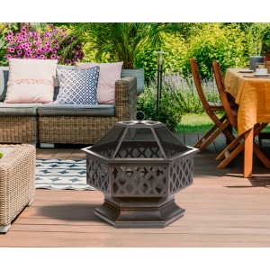 Schwarze Tepro Feuerstelle Farview im Garten mit sechseckigem Design und Funkenschutz.