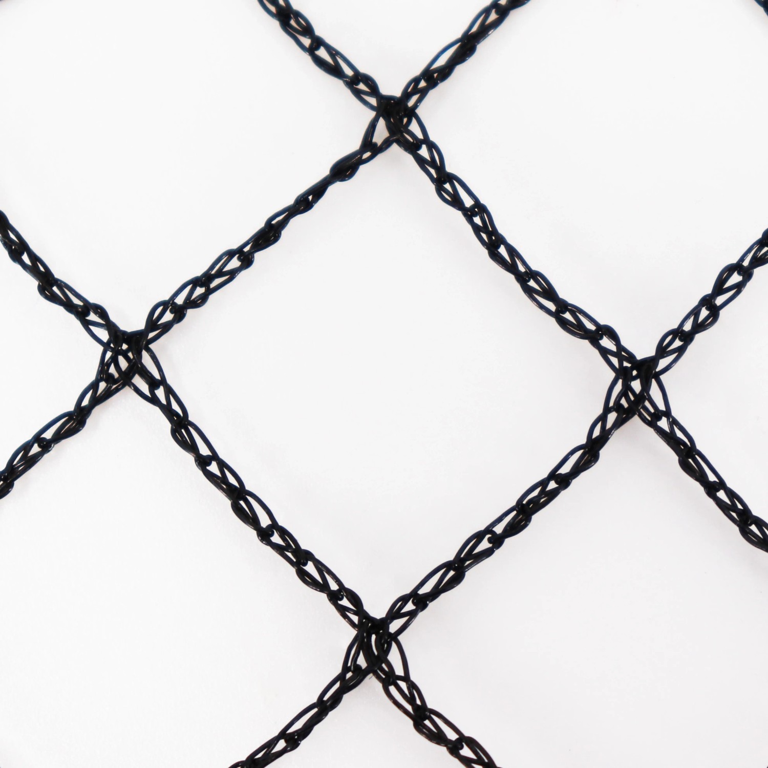 Detailaufnahme eines schwarzen Aquagart Teichnetzes (Maschenweite 20x20mm) zum Schutz von Teichen und Pflanzen.