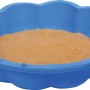 Blauer Sandkasten in Blumenform, gefüllt mit Sand. Sand- und Wasser-Blume, 2er-Set.