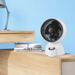 Weißer Tischventilator (50 W) mit schwarzem Rotorblatt auf einem Tisch. Kategorie: Ventilatoren.