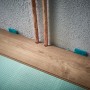 wolfcraft Einpass-Set für Laminat/Designboden beim Verlegen um Heizungsrohre.