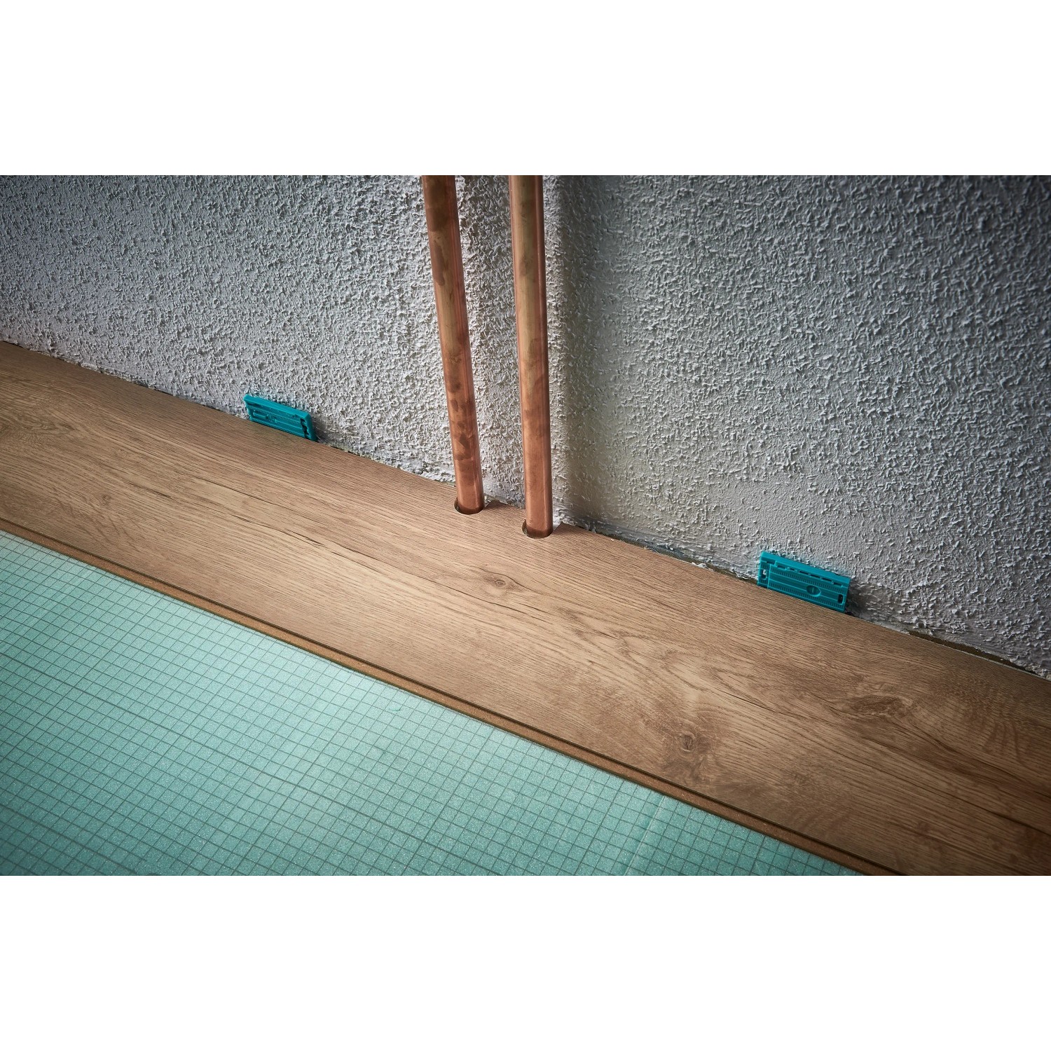 wolfcraft Einpass-Set für Laminat/Designboden beim Verlegen um Heizungsrohre.