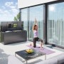 Biohort Stylebox 140, dunkelgrau-metallic, mit geöffnetem Deckel und Yoga-Szene auf Terrasse.