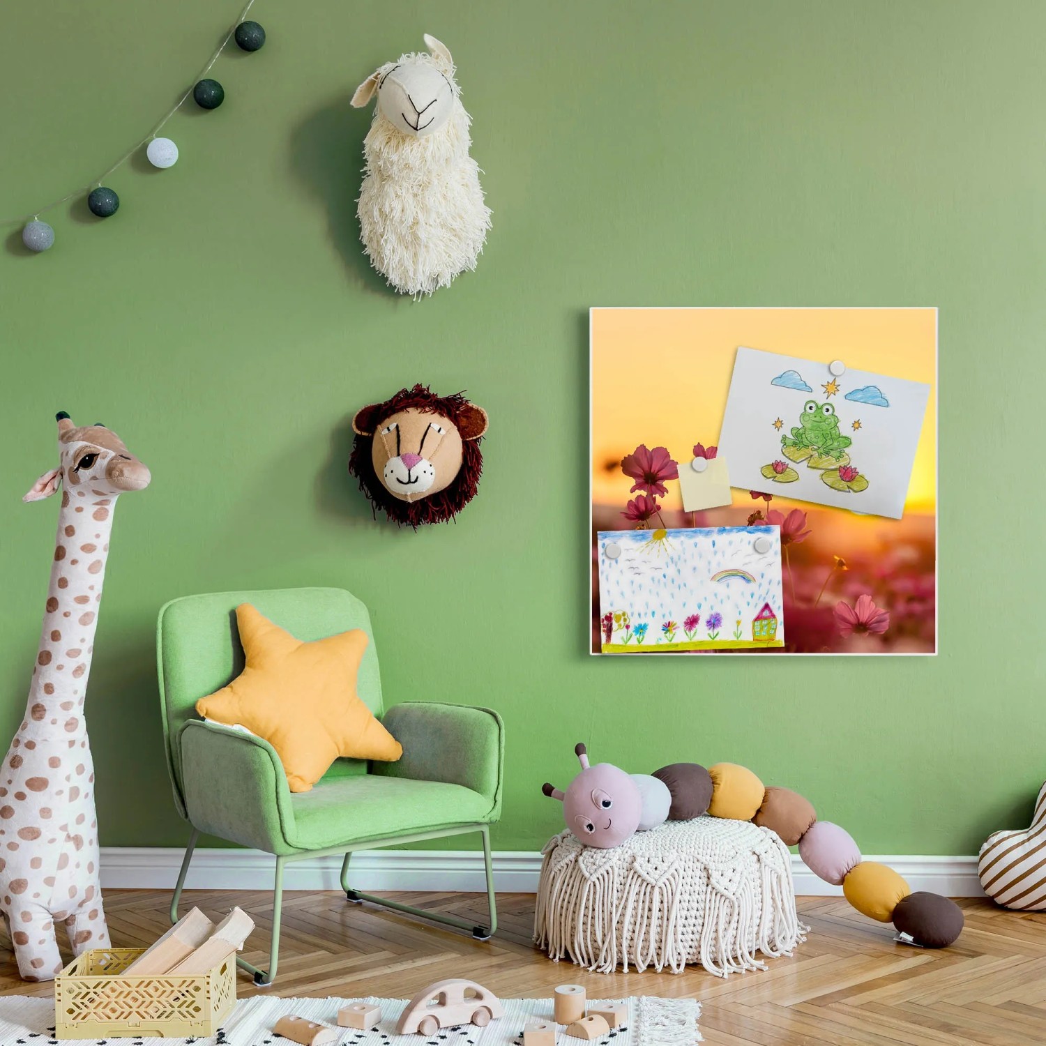 Banjado Magnettafel 50x50 cm mit Cosmea Feld Motiv und Kinderzeichnungen als Wanddekoration.