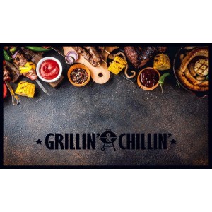 BBQ Matte Grillin & Chillin, 67x120 cm, mit Grillmotiven und Speisen wie Würstchen und Mais.
