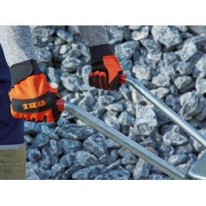 Hände mit OBI Arbeitshandschuhen (Größe 10) halten eine Schubkarre vor Steinen.