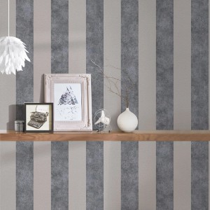 Gestreifte Bricoflor Tapete in Grau und Beige für Wohn- und Esszimmer.