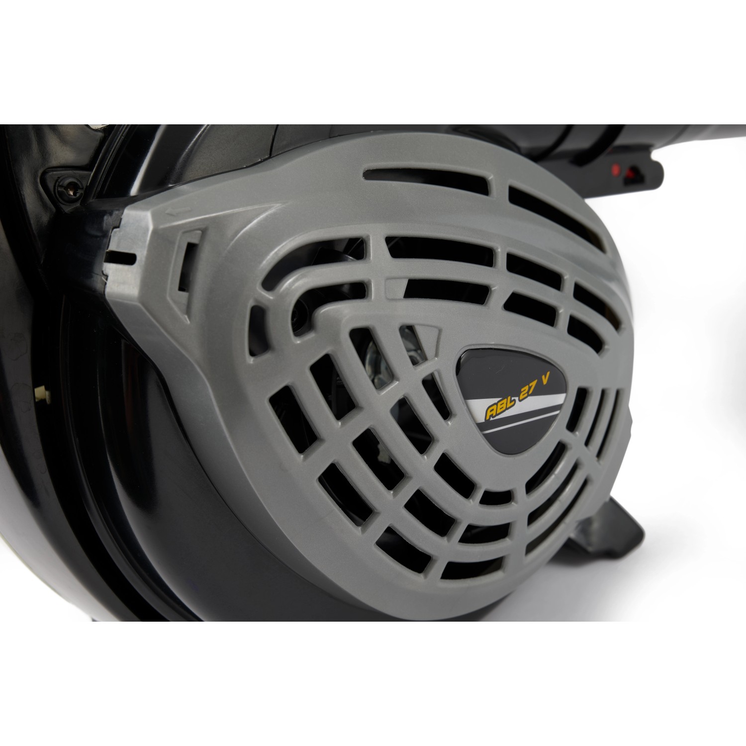 Detailaufnahme: Alpina Benzin-Laubbläser ABL 27 V, Gehäuse mit Lüftungsschlitzen.