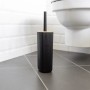 Schwarze WENKO WC-Garnitur Rotello mit Bambusdeckel vor einer Toilette.