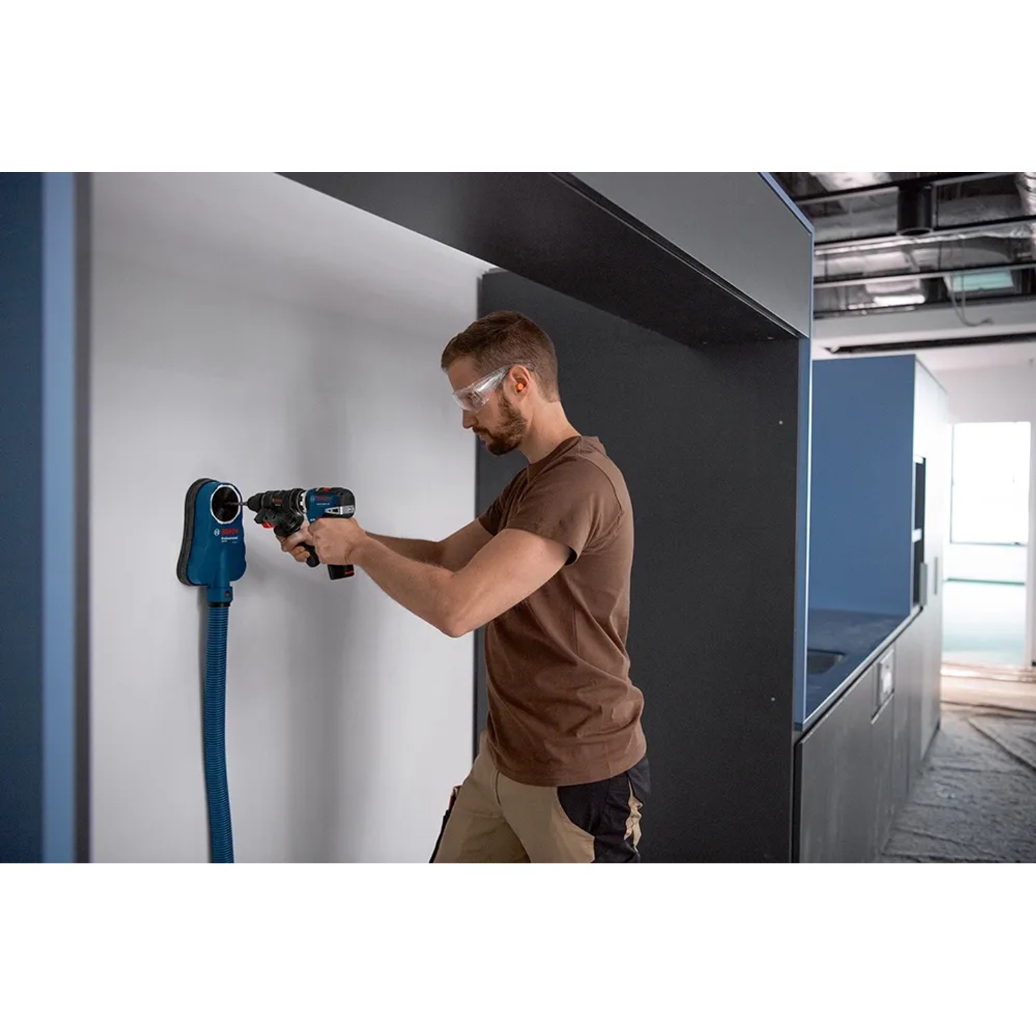 Bosch Professional GFA 12-H FlexiClick Bohrhammeraufsatz im Einsatz mit Absaugung.