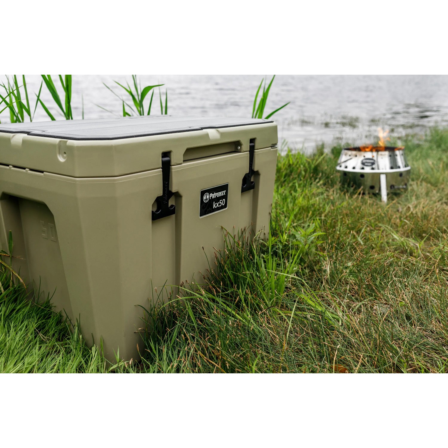 Sandfarbene Petromax Kühlbox 50L im Outdoor-Einsatz. Robuste Kühlbox für Camping und Ausflüge.