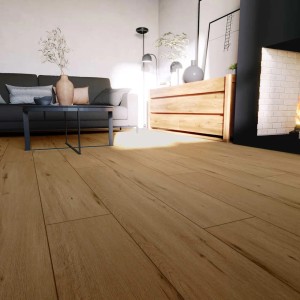Anaturo Klebe-Vinylboden Mio 55 Eiche Padua im Wohnraum mit Möbeln und Kamin.