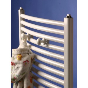 Weißer Ximax Handtuchknopf am Badheizkörper mit Handtuch.