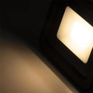 Schwarzer McShine LED Außenstrahler SLIM leuchtet warmweiß. Robustes Aluminiumgehäuse, IP66 Schutz.