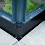 Detailaufnahme des Juliana Gewächshaus Orangerie 15 in Schwarz-Anthrazit, Fokus auf Rahmen und Fundament.