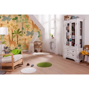 Kinderzimmer mit Sanders & Sanders Fototapete Giraffe (Gelb, Grün, Blau) an der Wand.