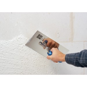 LUX Glättekelle Classic beim Auftragen von Putz an einer Wand. Maurerwerkzeug mit rostfreiem Stahlblatt.