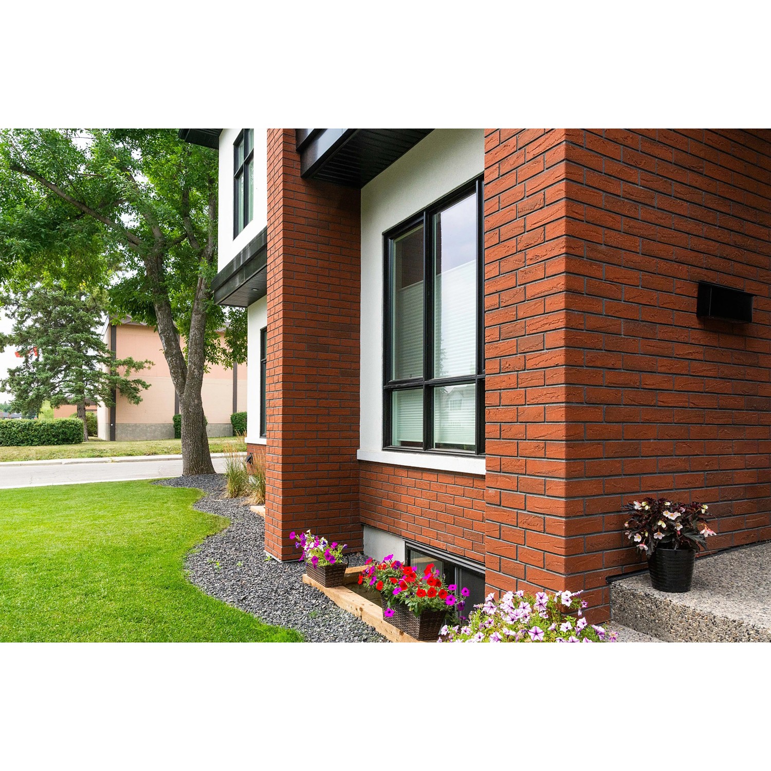 Hauswand mit Elabrick Eckverblender Colorado in rotbraun. Frostsichere Verblender für Aussen.