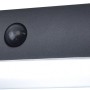 Schwarze, eckige Lutec LED Solar-Wandleuchte Fadi mit Bewegungsmelder und App-Steuerung.