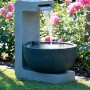 Großer Gartenbrunnen mit runder Schale aus Polyresin, Wasserfall und LED-Beleuchtung.