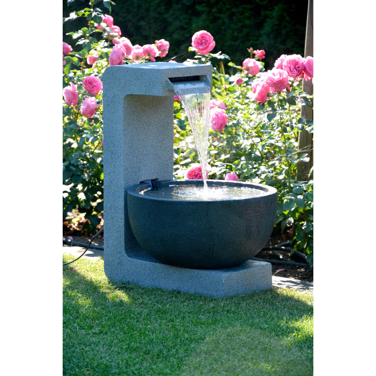 Großer Gartenbrunnen mit runder Schale aus Polyresin, Wasserfall und LED-Beleuchtung.