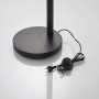 Detailaufnahme: Schwarze Lindby Bogenleuchte Jewa Stehlampe, runder Fuß, Kabel und Fußschalter.