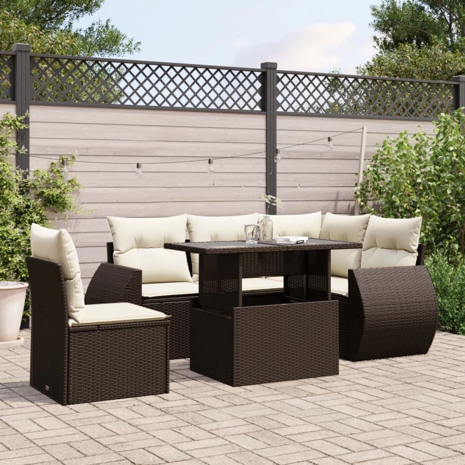 Braune 6-tlg. vidaXL Garten-Sofagarnitur aus Rattan mit cremefarbenen Kissen und höhenverstellbarem Tisch.