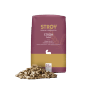 STROY Strohpellets Einstreu 15kg: Rote Packung mit goldenem Streifen und einem Haufen heller Strohpellets für Pferde und Kleintiere.