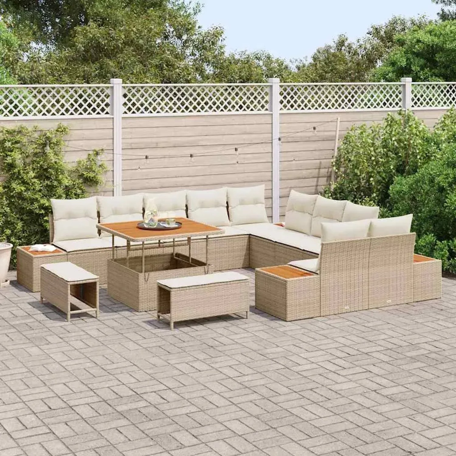 Beiges 13-teiliges vidaXL Garten-Sofa-Set aus Poly Rattan mit Tisch und Kissen.
