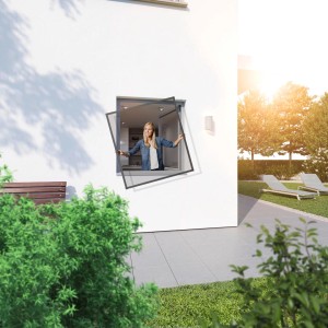 Frau montiert anthrazitfarbenen Windhager Insektenschutzrahmen am Fenster.