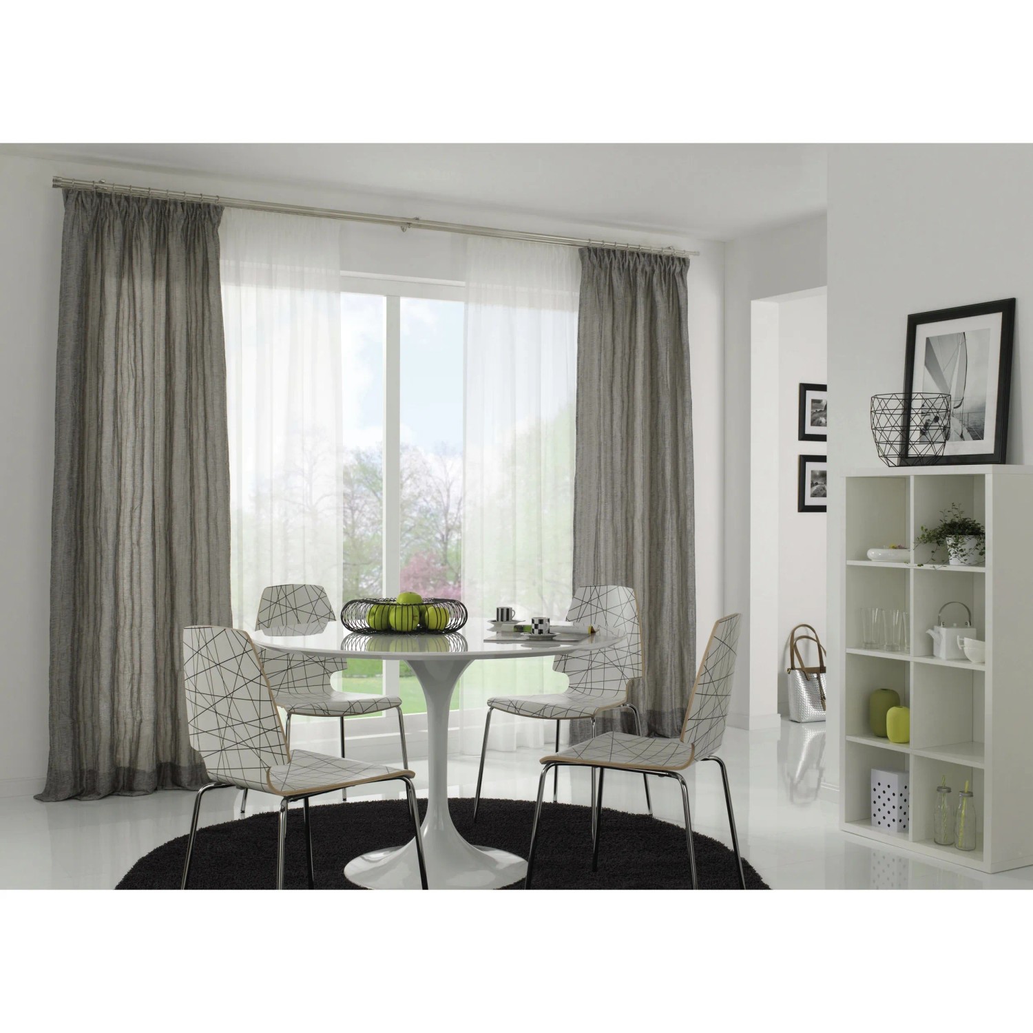 Gardinia Gardinenstange Chicago, 20 mm, Edelstahloptik, 120 cm, mit grauen Vorhängen im Wohnraum.