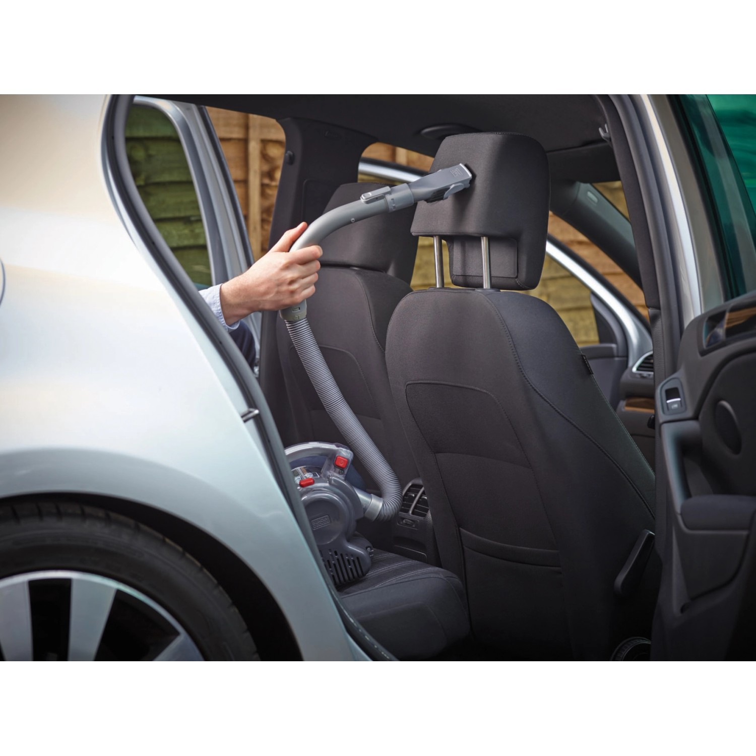 Black+Decker Autosauger Dustbuster Flexi PD1200AV im Einsatz zur Reinigung eines Autositzes.