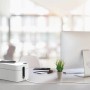 Helle Durable Kabelbox Cavoline Box L auf Schreibtisch mit Kabeln und Smartphone.