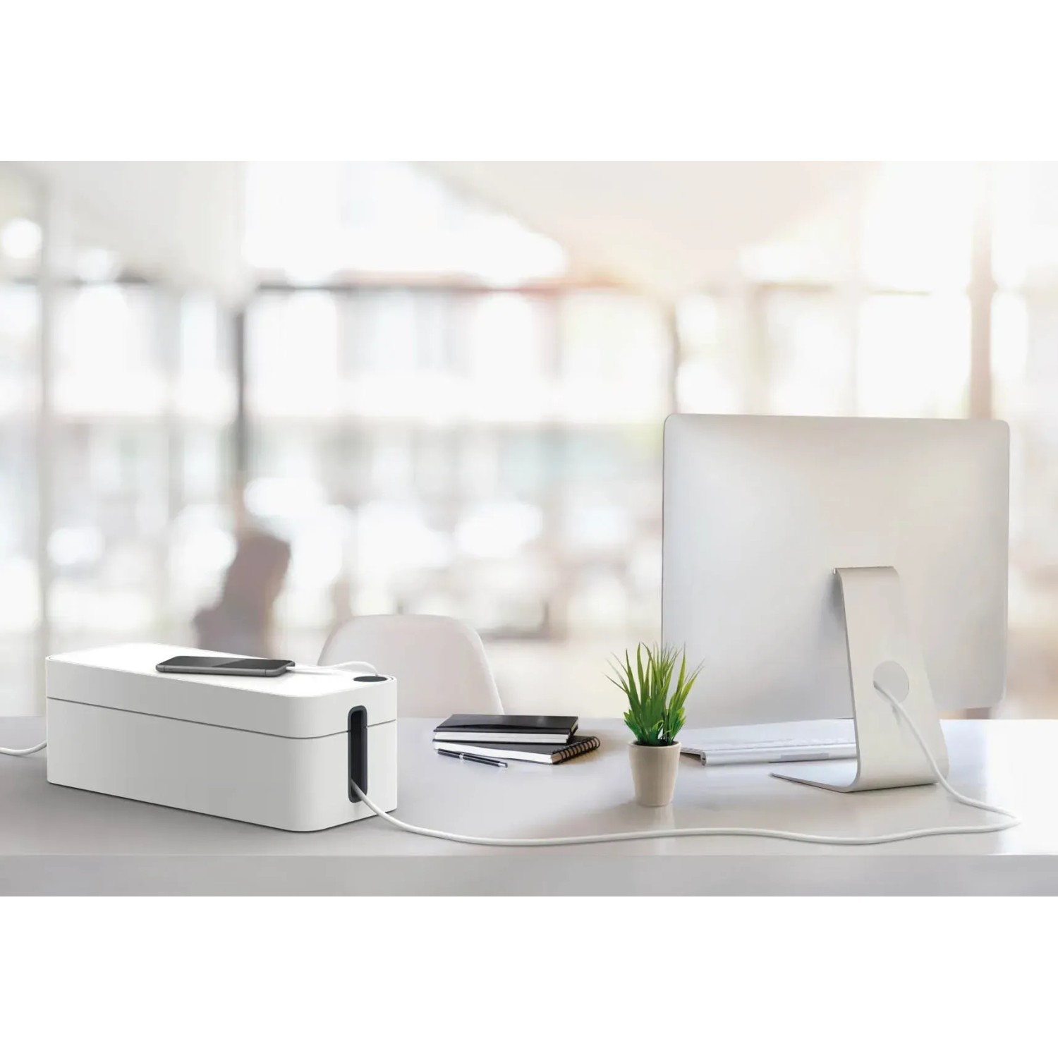 Helle Durable Kabelbox Cavoline Box L auf Schreibtisch mit Kabeln und Smartphone.