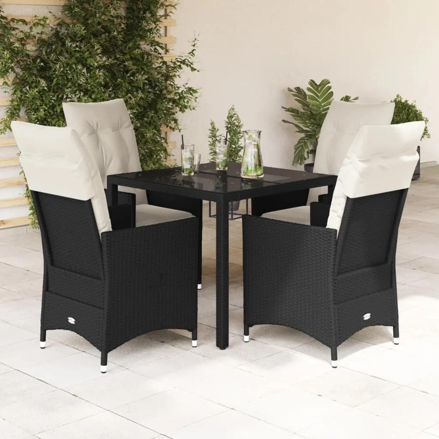 Schwarze 5-tlg. vidaXL Garten-Essgruppe aus Polyrattan mit cremeweißen Kissen.