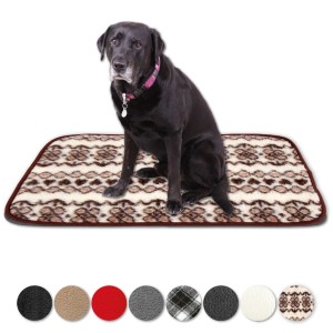 Bestlivings Tierdecke Lammflor creme gemustert, 70x100cm, mit sitzendem Labrador.