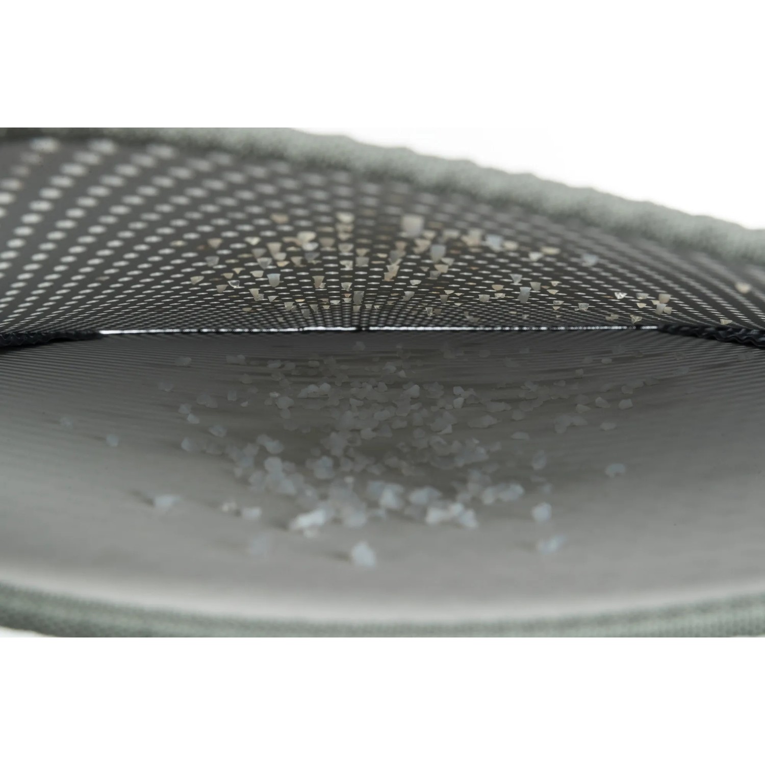 Graue Trixie Siebmatte für Katzentoiletten, 40x58 cm, mit Katzenstreu.