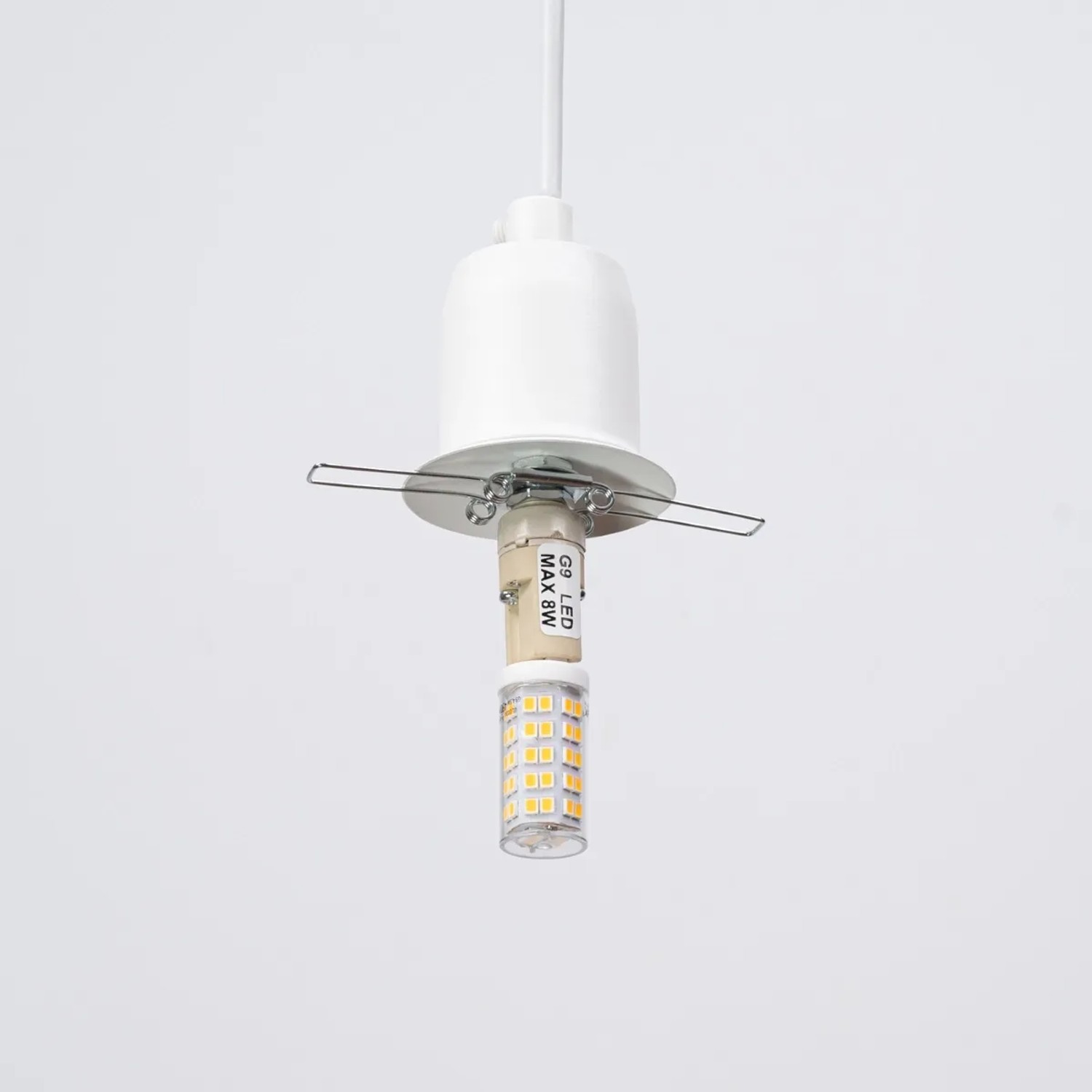 Detailaufnahme der Sollux Lighting Hyperion 1 Pendelleuchte in Weiß mit G9 LED Leuchtmittel.