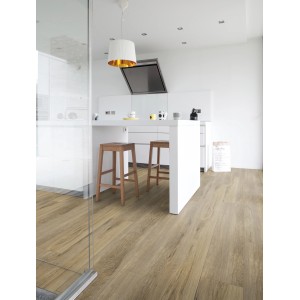 Verlegter Gerflor Vinylboden Senso Clic Premium Authentic Nature in Küche mit Holzstühlen.