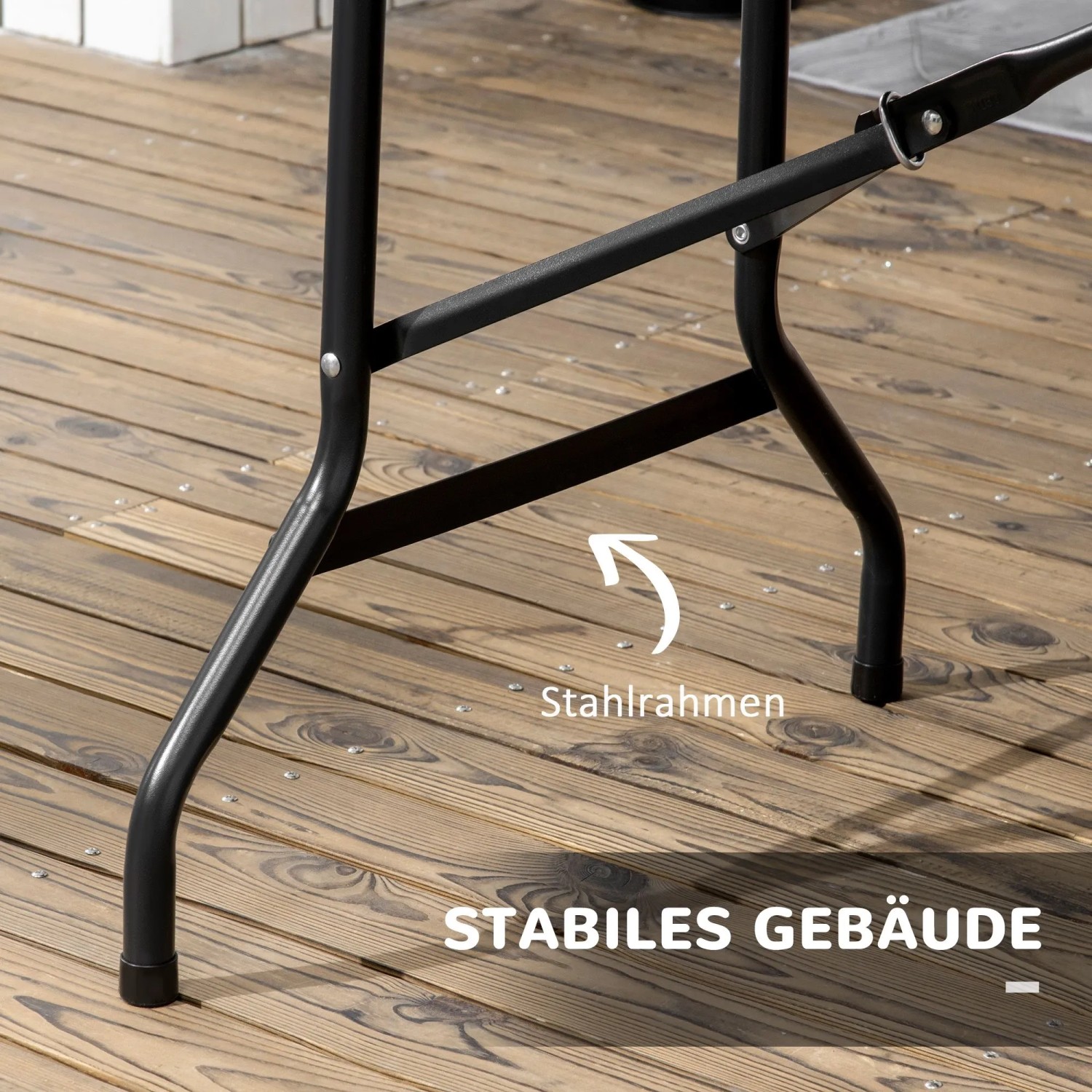 Nahaufnahme des stabilen, schwarzen Stahlrahmens eines Outsunny Gartentisches auf Holzterrasse. Faltbares Design.