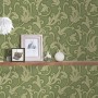 Grüne Vliestapete mit Rankenmuster, Barock Textiltapete in Olivgrün für Wohn- und Schlafzimmer.