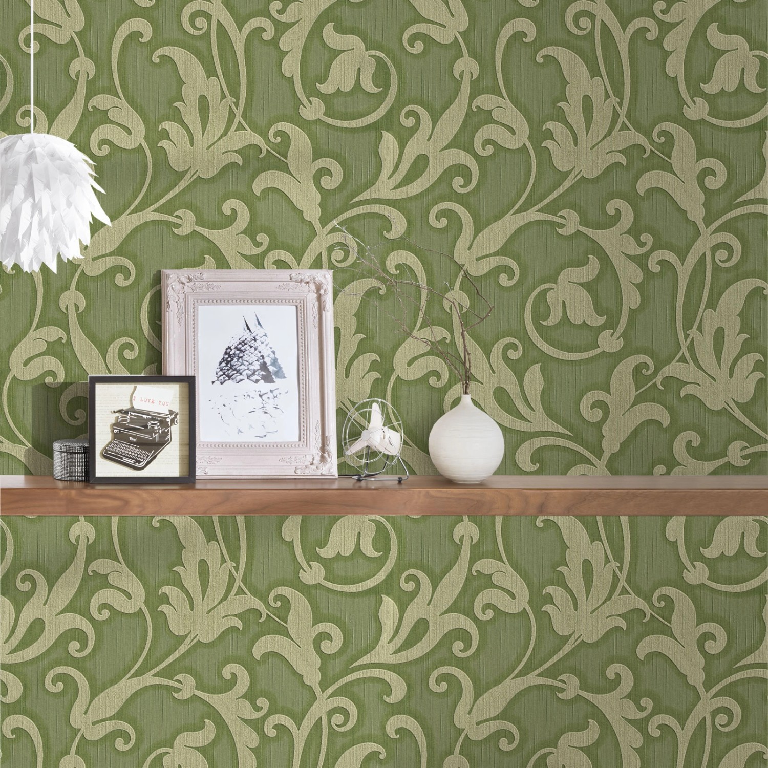 Grüne Vliestapete mit Rankenmuster, Barock Textiltapete in Olivgrün für Wohn- und Schlafzimmer.