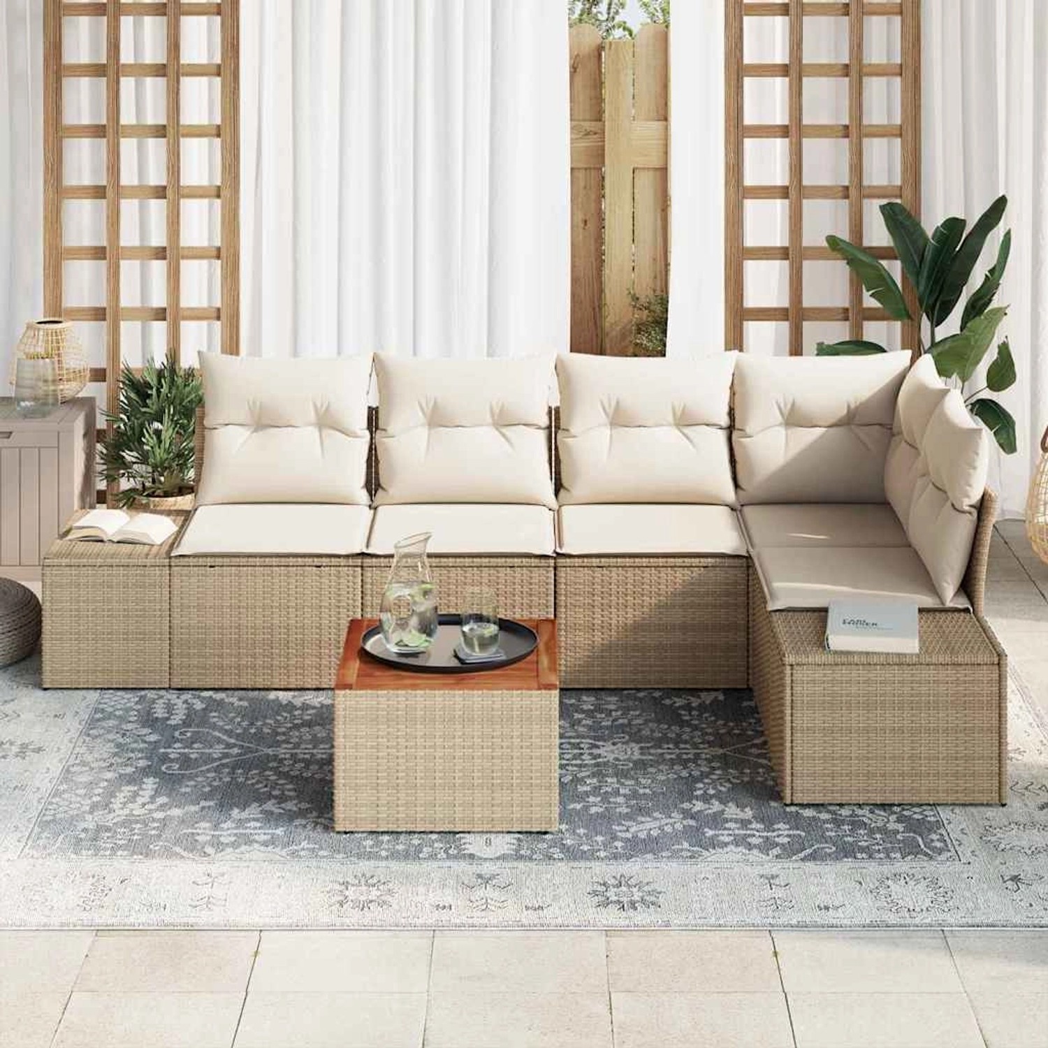 Beiges 6-teiliges vidaXL Garten-Sofa-Set aus Poly Rattan mit Kissen und Tisch.