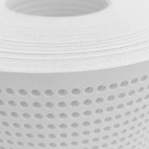 Detailaufnahme: Weiße, gelochte zaunzu Sichtschutzstreifen PP Premium, 26m Rolle für Zaunbau.